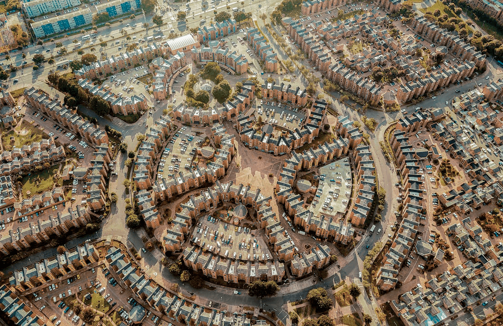 Espacio público interior en el proyecto de ciudadela colsubsidio diseñado por Germán Samper, mostrando la vida comunitaria en un recinto urbano peatonal.